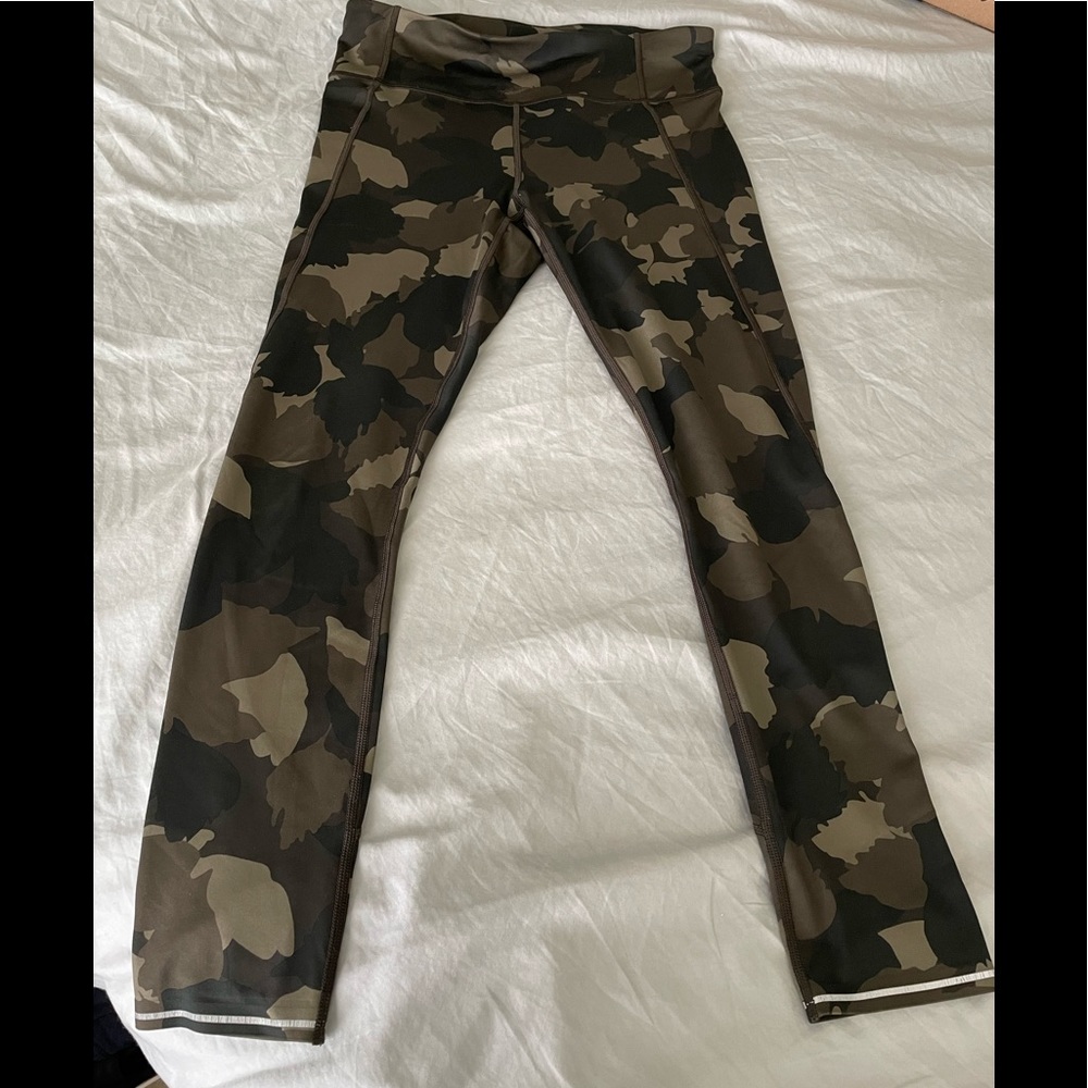 Athleta Run Free Camo Arbor Olive size S